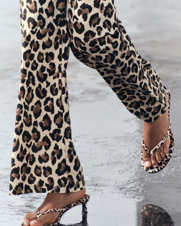 Sandalia con estampado de leopardo