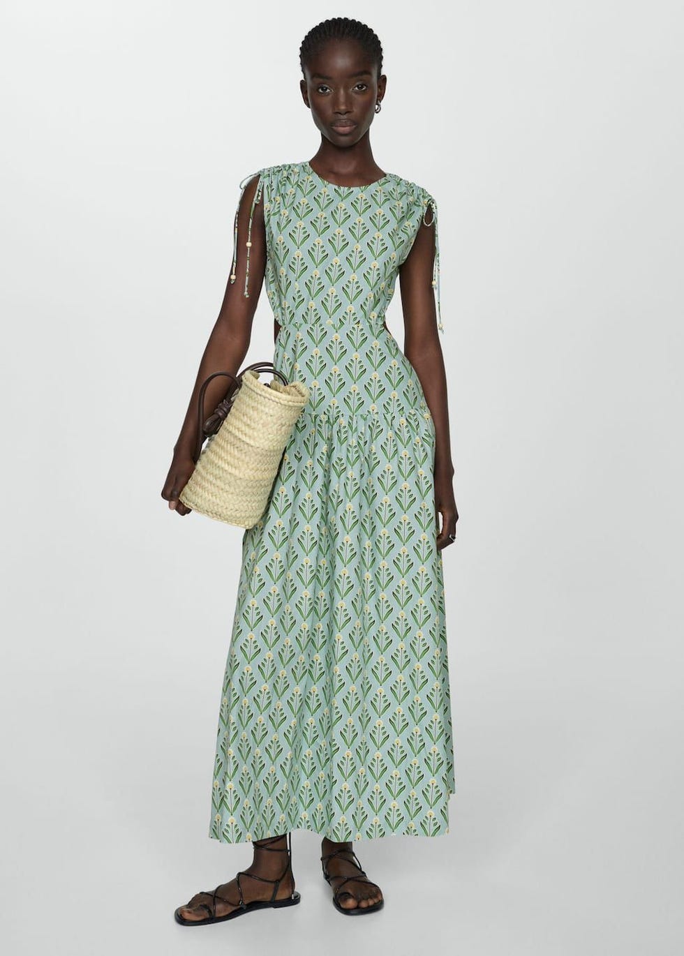 Deslumbra esta primavera con 5 vestidos boho estampados al estilo de Tamara Falcó, tendencia de Stradivarius, Zara y Mango 11 Moncloa Vestidos estampados: Elegancia con un toque atrevido