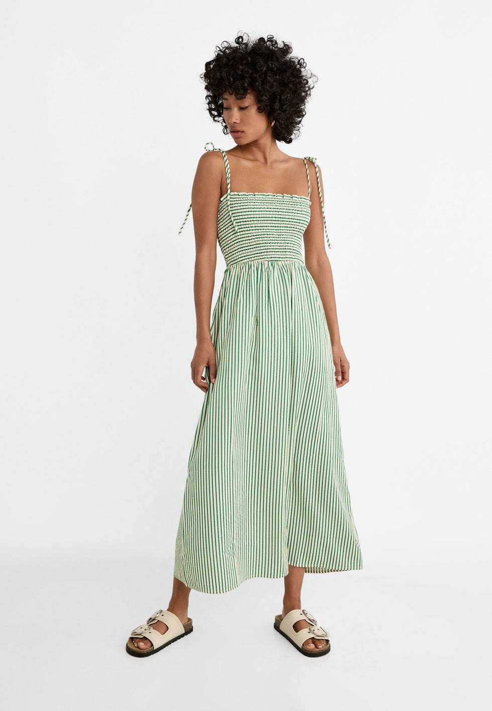 Deslumbra esta primavera con 5 vestidos boho estampados al estilo de Tamara Falcó, tendencia de Stradivarius, Zara y Mango 7 Moncloa El look de invitada perfecto: Inspiración en Tamara Falcó
