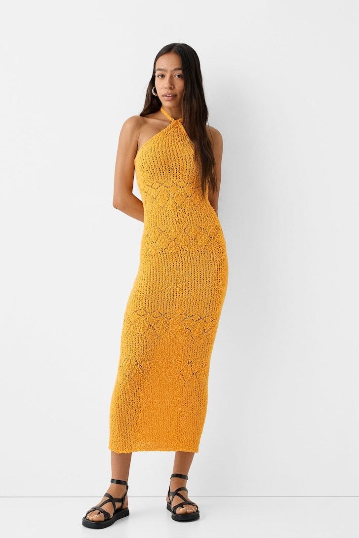 ¡Potencia tu bronceado y alarga tus piernas! 5 vestidos de crochet y 5 sandalias de Bershka, Mango y Zara 10 Moncloa Bershka vestido amarillo por 30 €: Energía y estilo en un solo paso