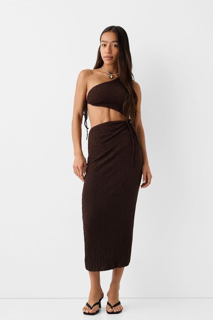 ¡Potencia tu bronceado y alarga tus piernas! 5 vestidos de crochet y 5 sandalias de Bershka, Mango y Zara 14 Moncloa Bershka vestido ‘Cut Out’ por 30 €: Sexy, fresco y perfecto para las noches de verano