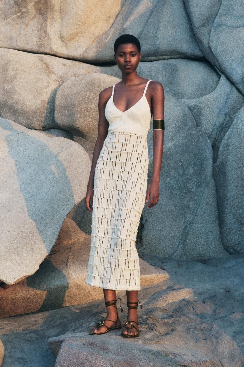 ¡Potencia tu bronceado y alarga tus piernas! 5 vestidos de crochet y 5 sandalias de Bershka, Mango y Zara 12 Moncloa Zara vestido combinado por 30 €: Elegancia y versatilidad en un diseño único
