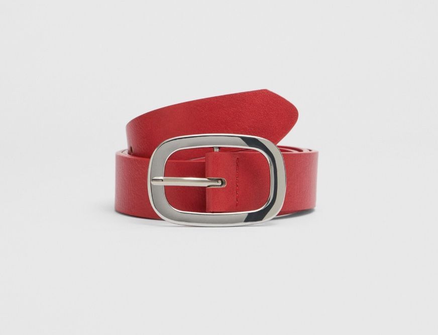: Cinturón rojo con hebilla ovalada