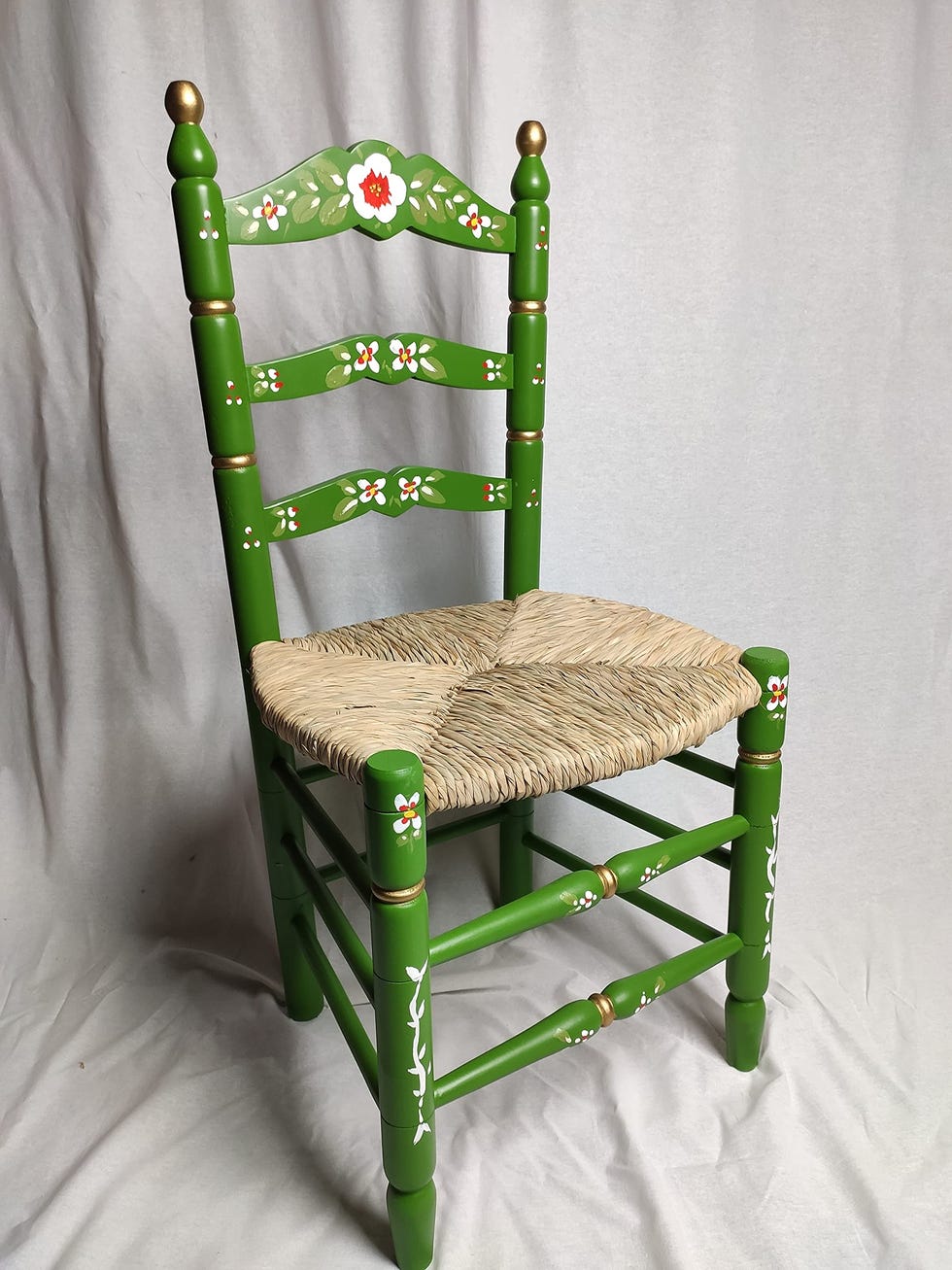 Silla decorada en estilo sevillano