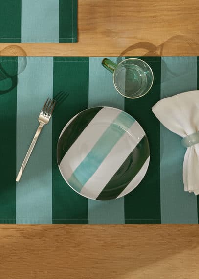 Platos con rayas verdes y blancas