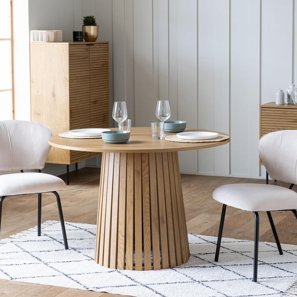 Mesa comedor con pie cónico