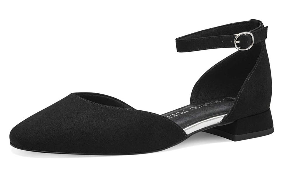 Zapatos negros con hebilla en el tobillo