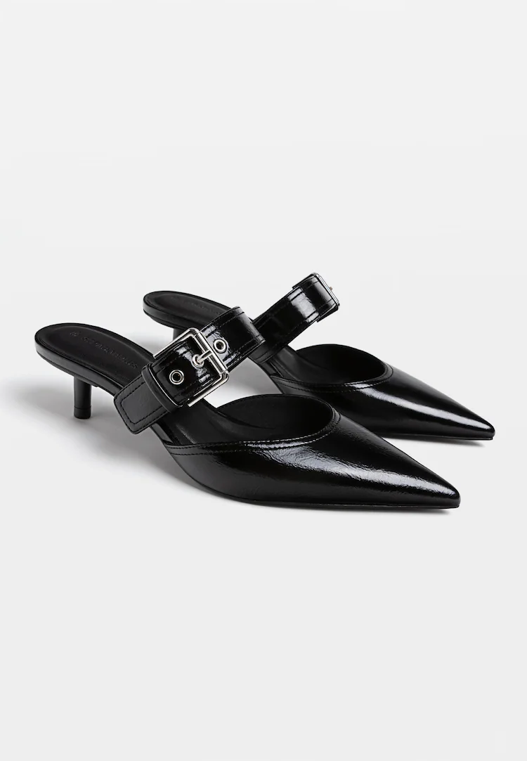 ¡Inspiración Dulceida! 6 tacones bajitos de Zara, Stradivarius y Pull&Bear que son tendencia y comodísimos 9 Moncloa Stradivarius tacones de hebilla: un toque moderno y grunge