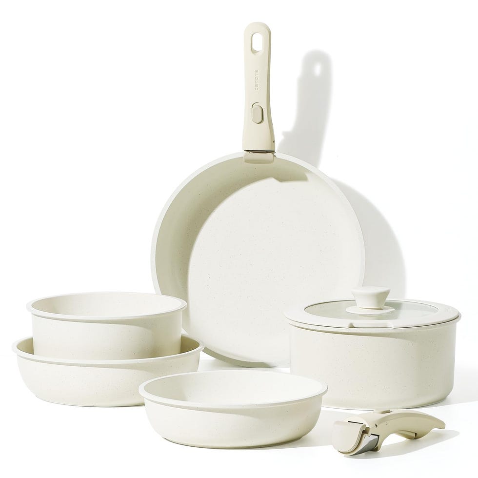 Batería de cocina con sartenes antiadherentes, ollas y tapas