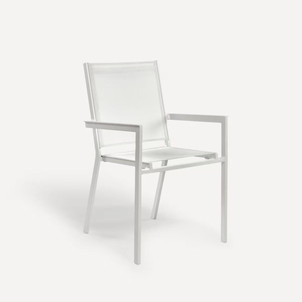 Silla blanca de jardín