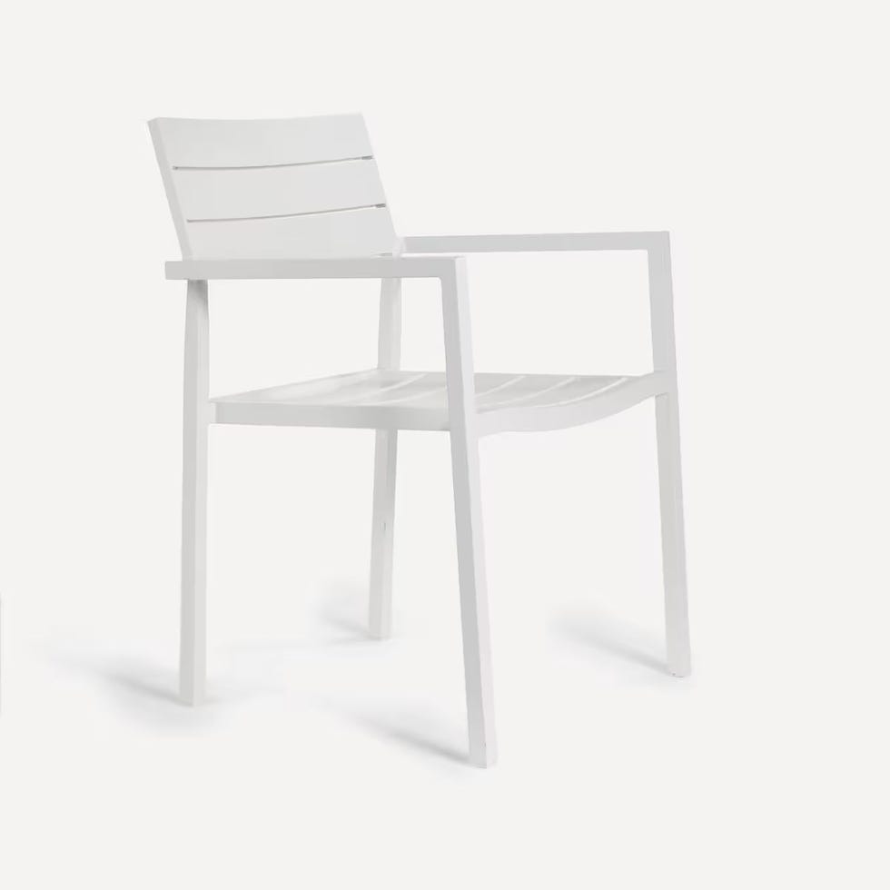 Silla blanca de jardín