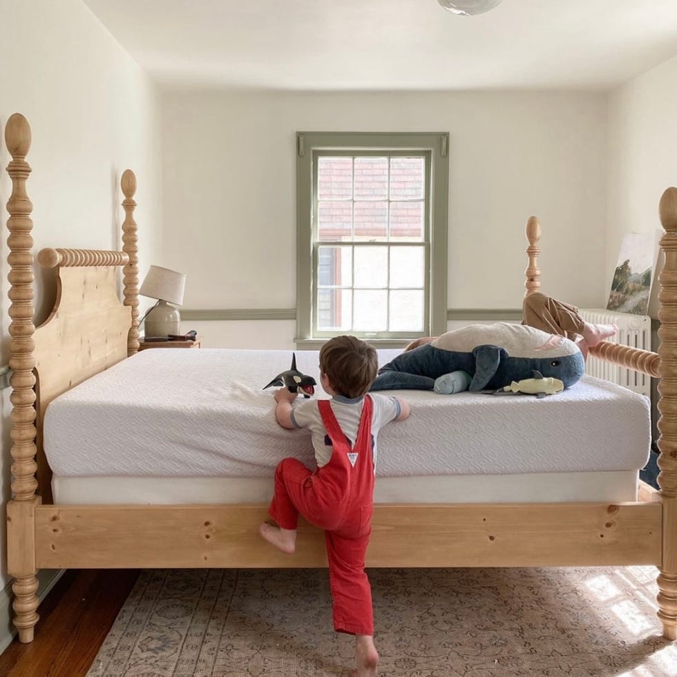 King English Farmhouse Spindle Bed