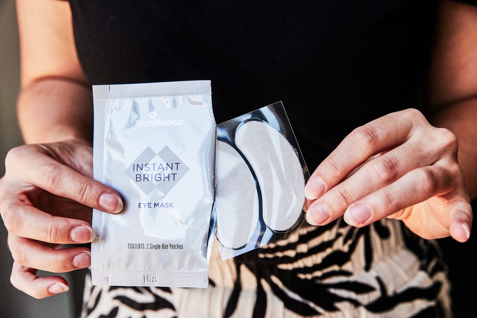 1720710537-skinmedica-instant-bright-eye-mask-001-668ff577d8d15.jpg?crop=0.533xw:0.798xh;0.148xw,0 أفضل 9 أقنعة لمنطقة تحت العين لعام 2024، وفقًا لخبراء العناية بالبشرة