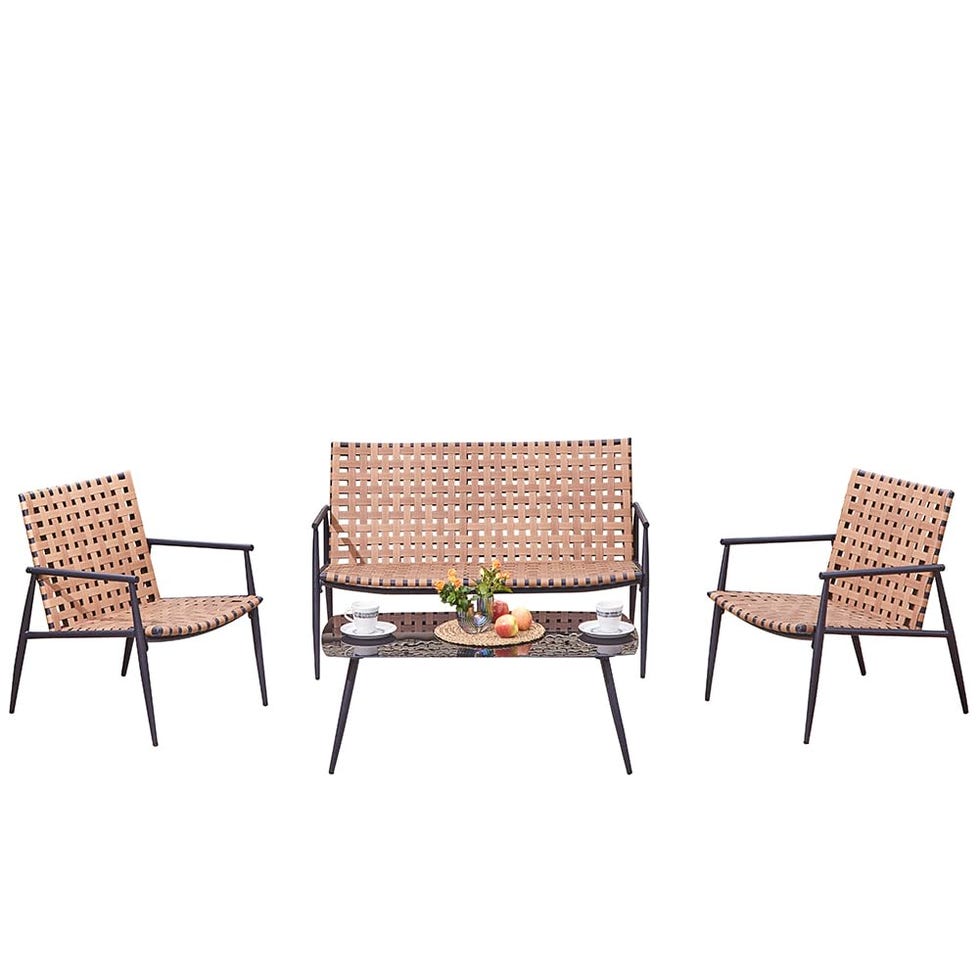 Salón exterior con sofá, sillas y mesa