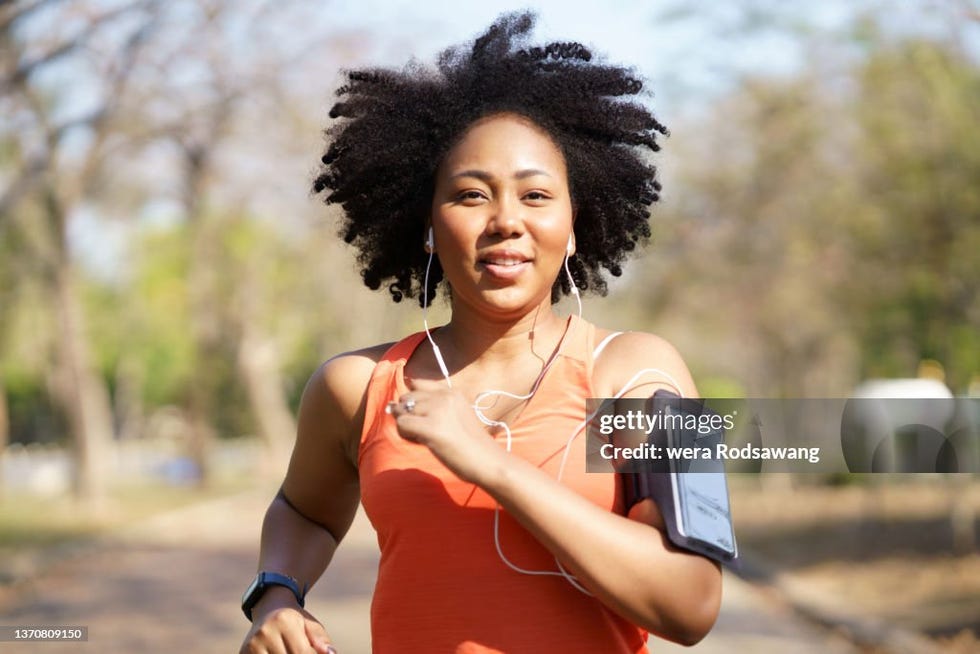 Young woman running exercise wearing heartbeat monitoring and smart watch - Stock-Fotografie