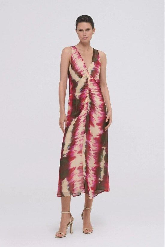 Vestido de gasa con estampado efecto 'tie-dye' en tonos rojizos y marrones