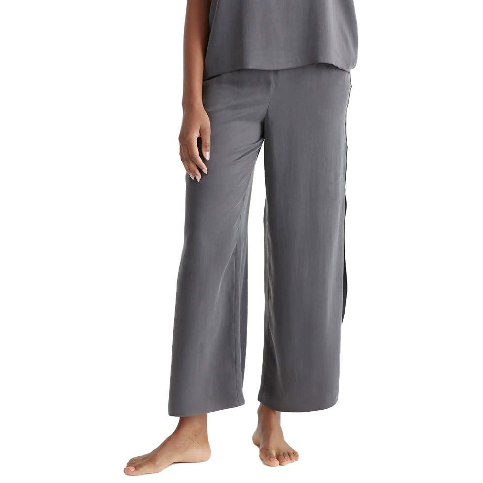 1724774470-100-washable-silk-pajama-pants-66cdf843b6d45 أفضل 20 هدية عيد ميلاد للنساء لعام 2024، وفقًا لخبير الهدايا لدينا