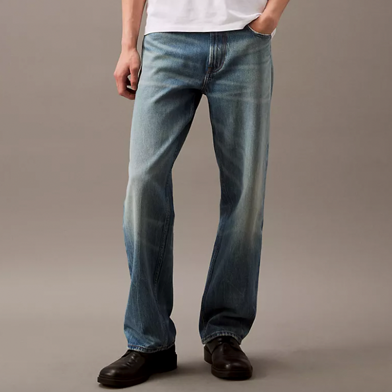 Straight cut jeans in 90s style