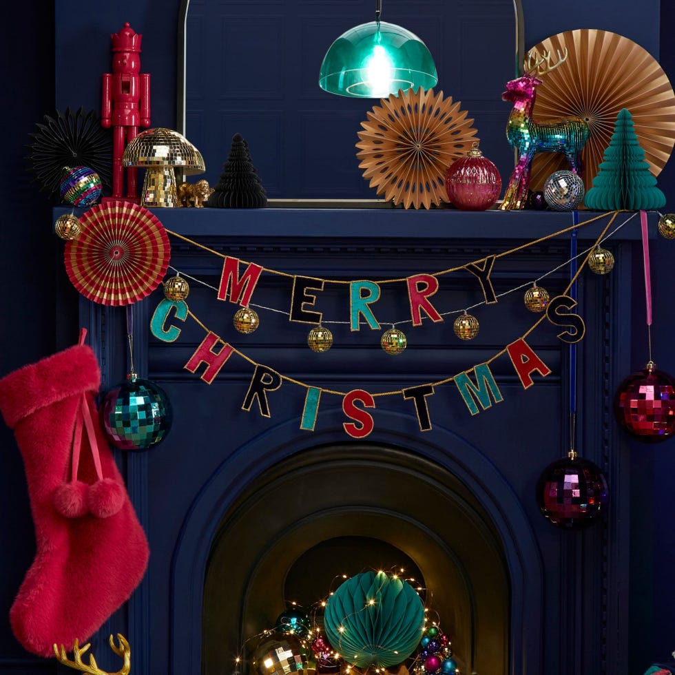 19 Best Christmas Garlands For Stairs and Fireplaces 2024