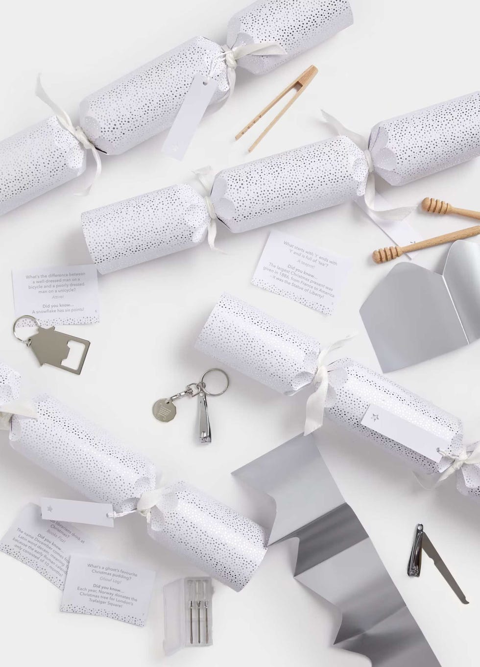 8 Luxury Christmas Crackers With Name Tags 