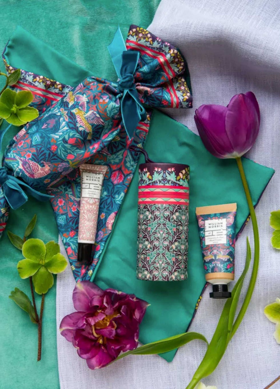 Bird & Yare Festive Fabric Cracker Gift Set