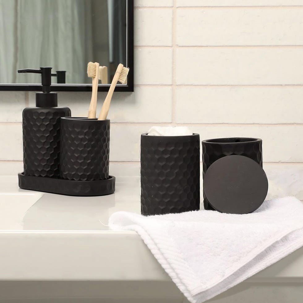 Accesorios en negro para el baño