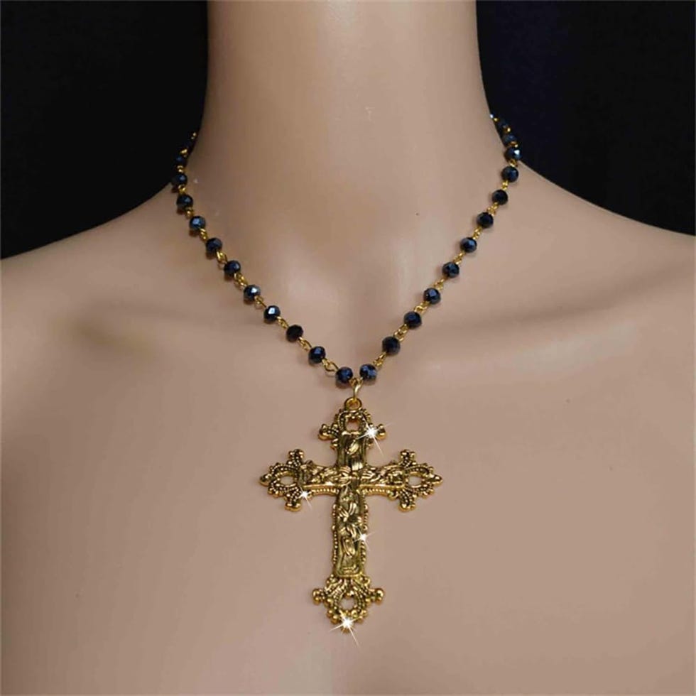 Necklace with cross pendant 