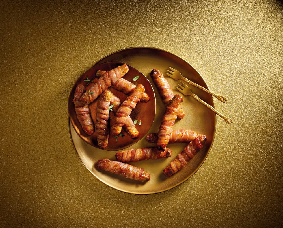 Specially Selected Caramelised Onion Chipolatas Wrapped in Bacon 247g