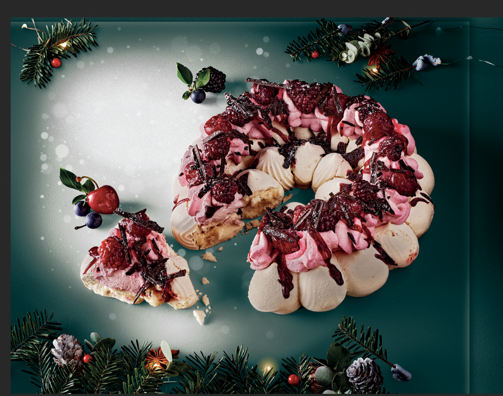 Finest Mulled Berry Meringue Wreath 530g
