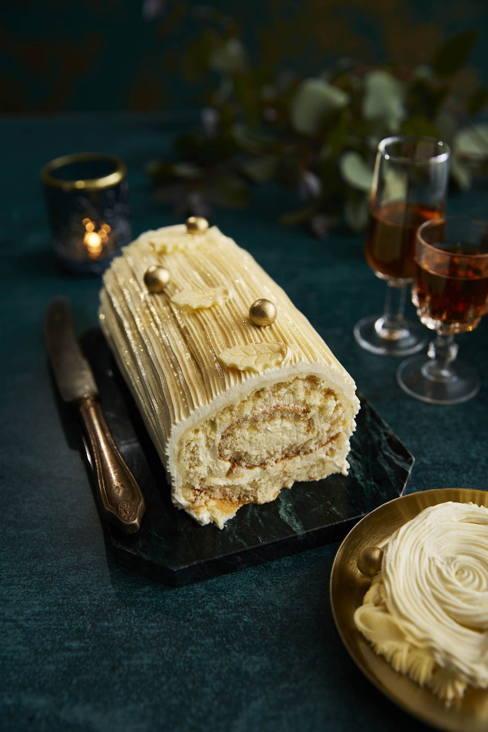 White Chocolate & Passionfruit Yule Log 590g