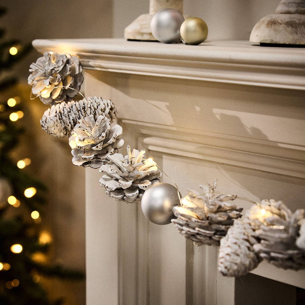 Frosted White Christmas Garland With Lights