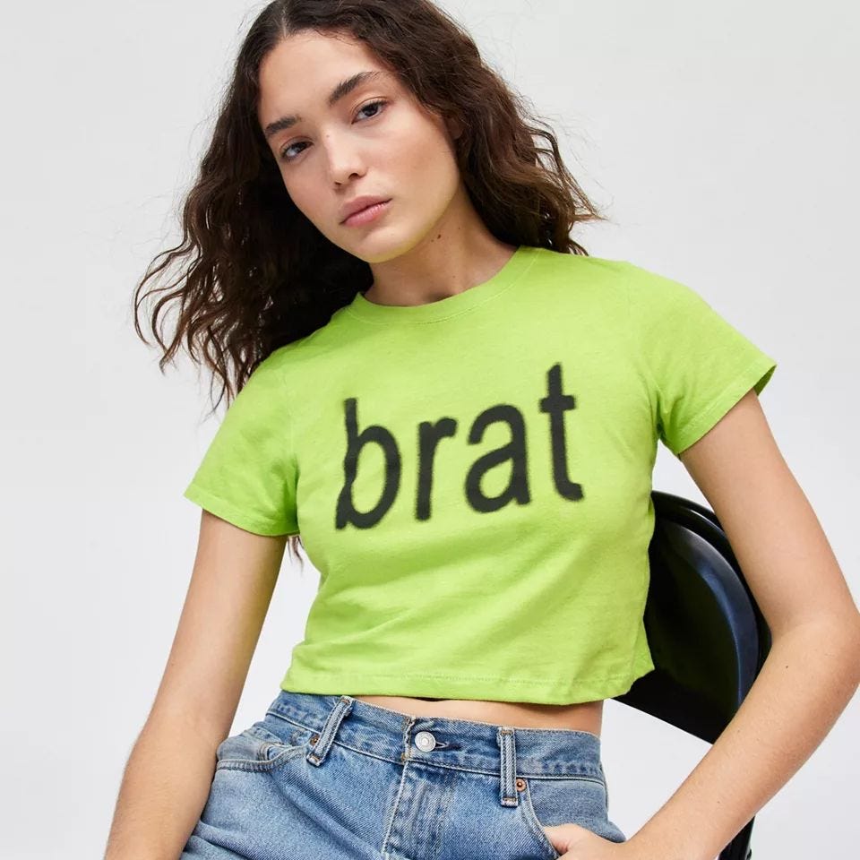 Camiseta para bebé con gráfico Brat exclusivo de Charli XCX UO