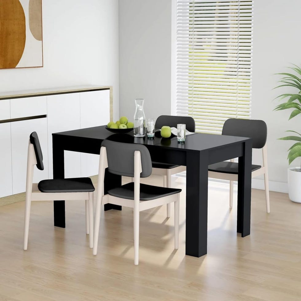 Mesa de madera en negro