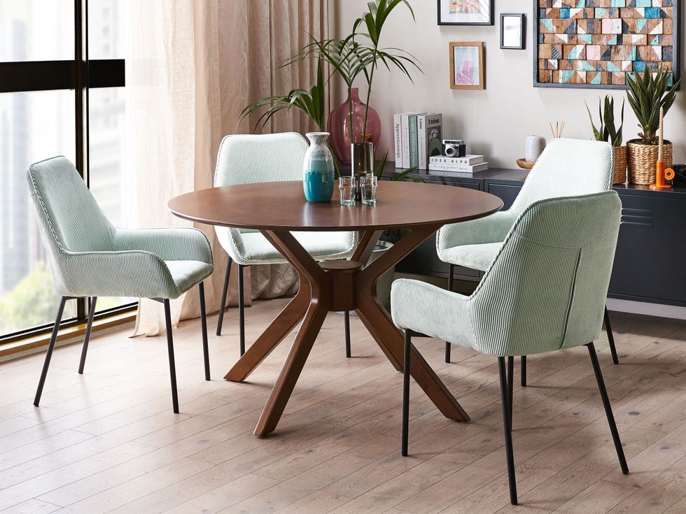 Mesa de comedor de madera oscura