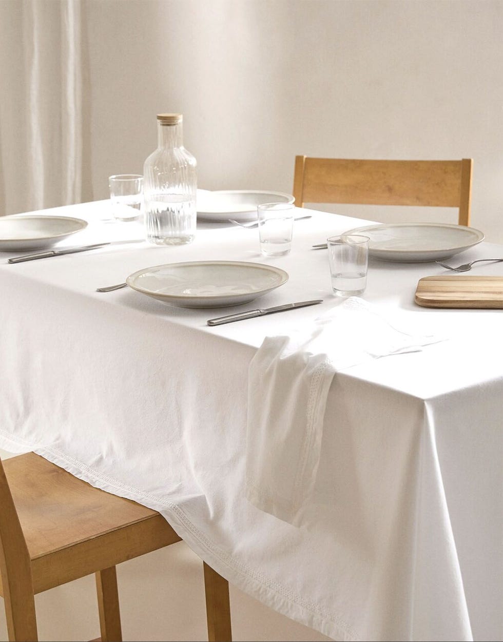Mantel blanco con puntilla
