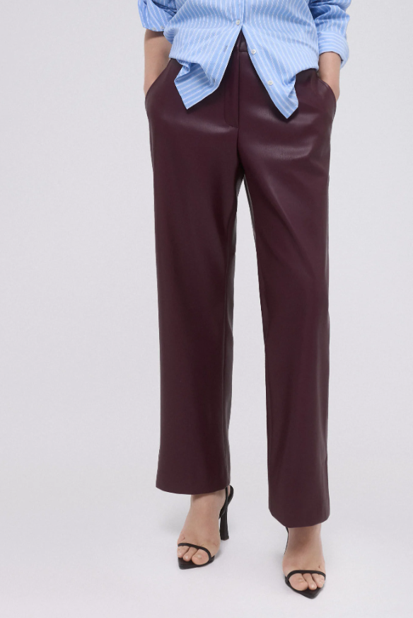 Pantalón polipiel burdeos