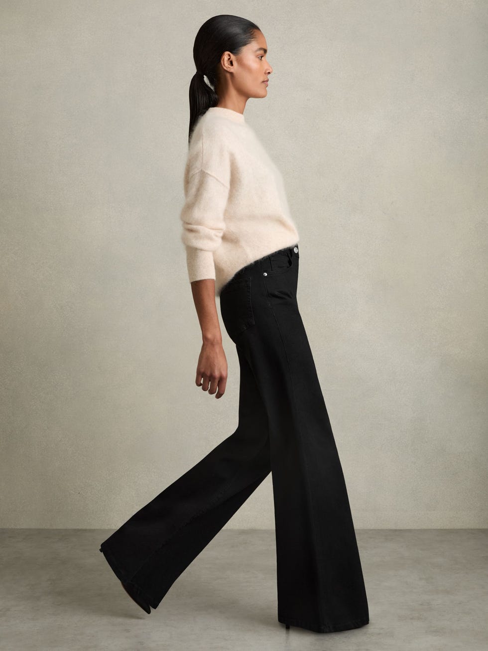 Bonnie Mid-Rise Flared Jeans in Black