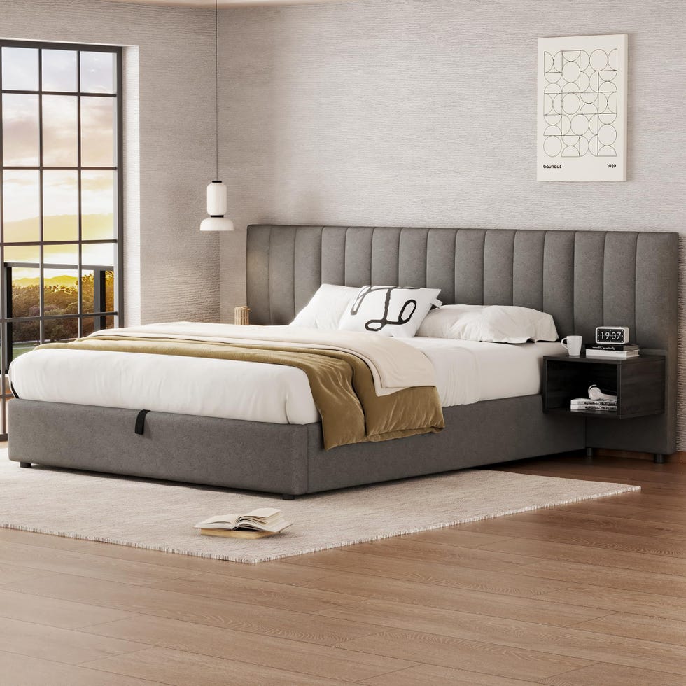 Cama tapizada hidráulica con cabecero y dos mesitas de noche 