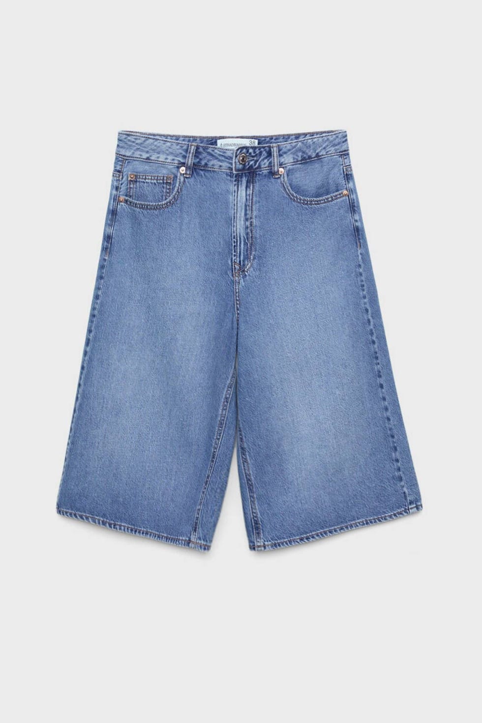 Bermudas vaqueras de tiro medio y cintura con trabillas