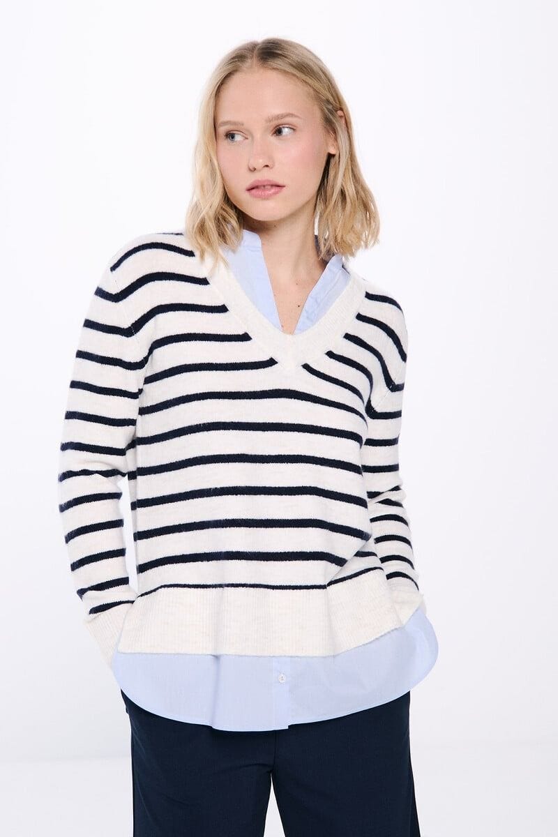 Jersey de rayas combinado con escote de pico