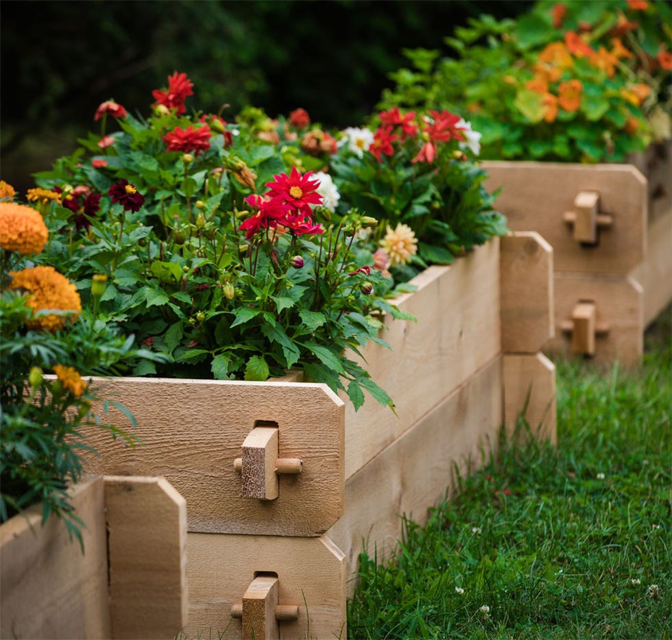Farmstead raised garden bed
