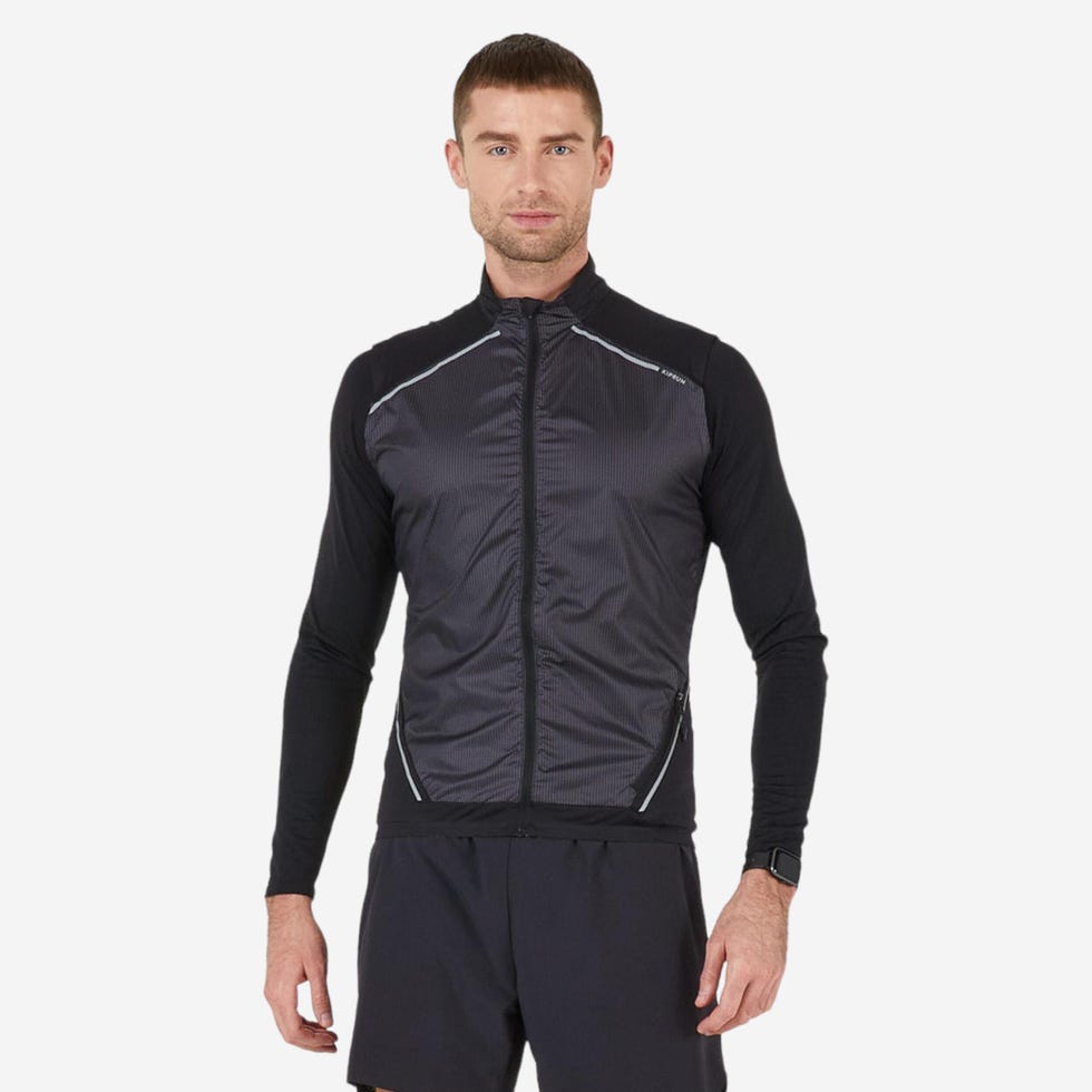 Chaleco cortavientos Kiprun 900 de hombre para correr en color negro