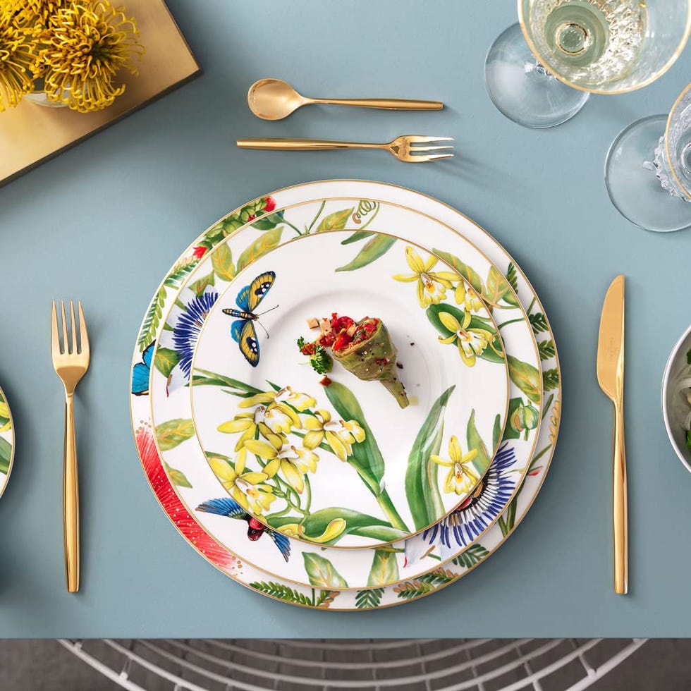 Vajilla con motivos vegetales, flores y mariposas