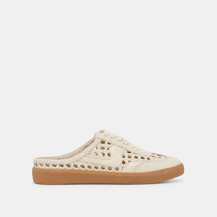 Notez que les baskets sont tissées avec des lames tissées