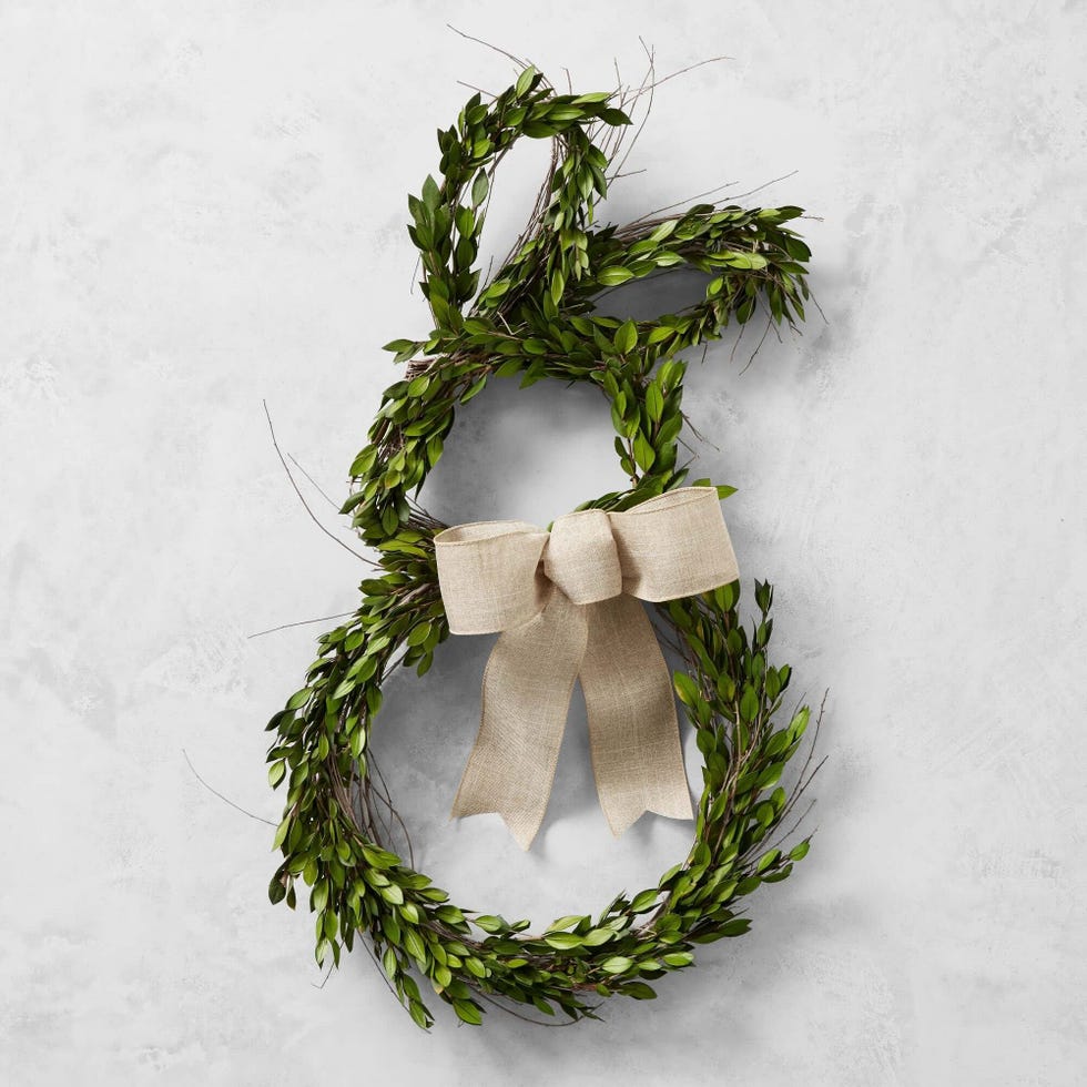 Sitting garden bunny live wreath, 28"