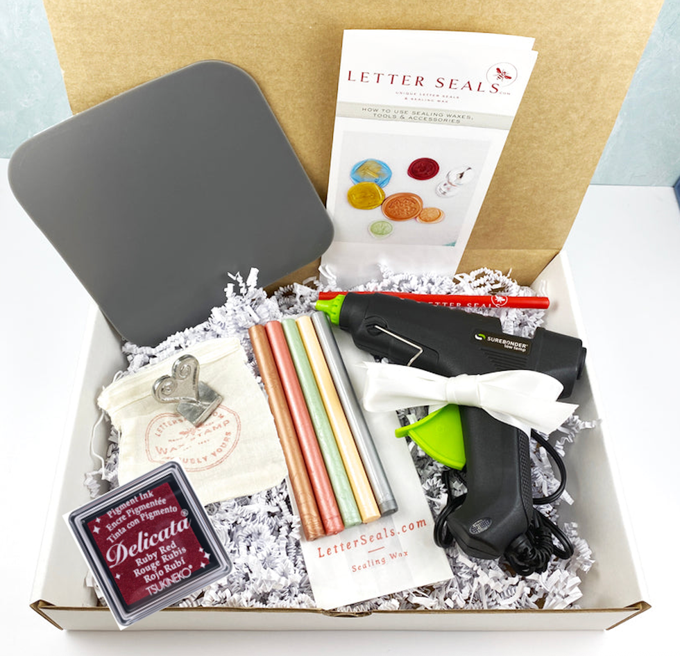 Coffret cadeau avec tampon initial, pistolet à colle et cire à cacheter
