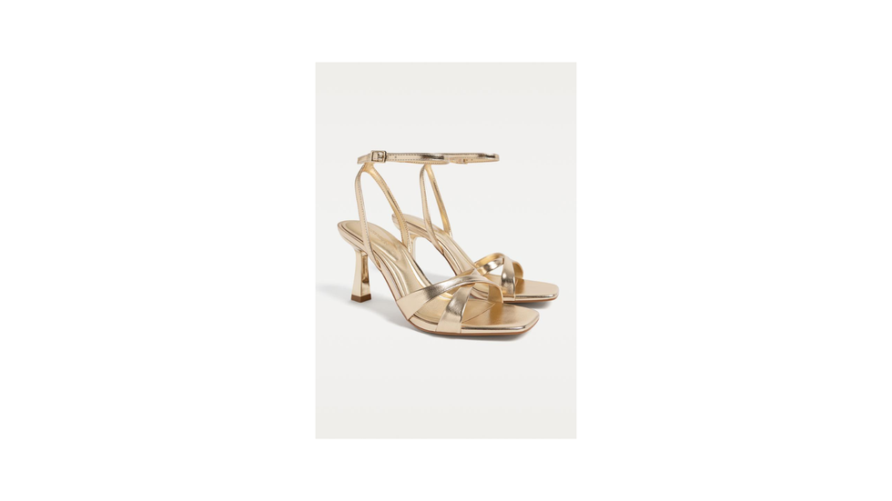 Sandals with heel 