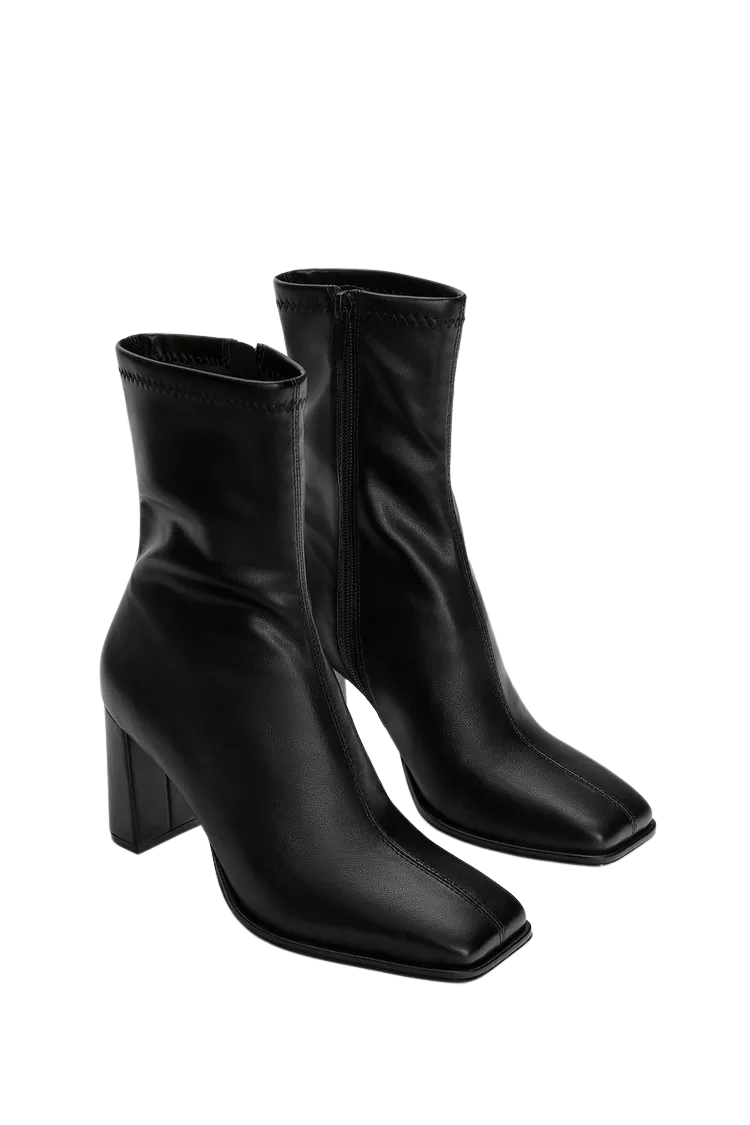 Stretch boots with heel