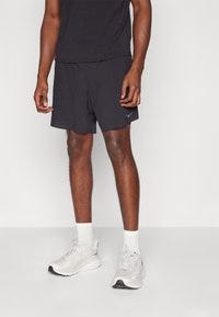 I pantaloncini da running di HOKA