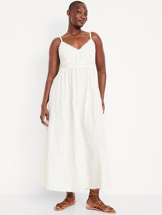 Vestido longo de crochê com corpete justo e evasê